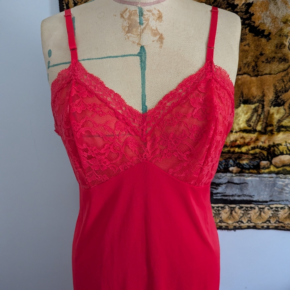 Vintage vanity fair red-rose nightgown - Picture 2 of 8